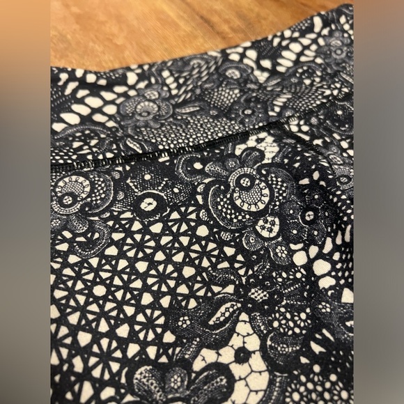 Lululemon Wunder Under Crop III Pretty‎ Lace White Black size 4 - Picture 5 of 10
